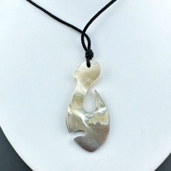 Polynesian style Mother of Pearl Carved Fish Hook Pendant Necklace - adjustable - Picture 4 of 4